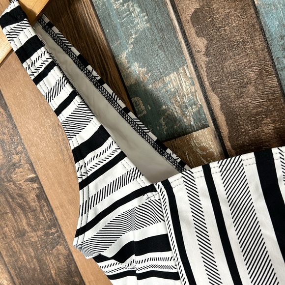 Large black and white lightly padded swim top - Picture 4 of 9